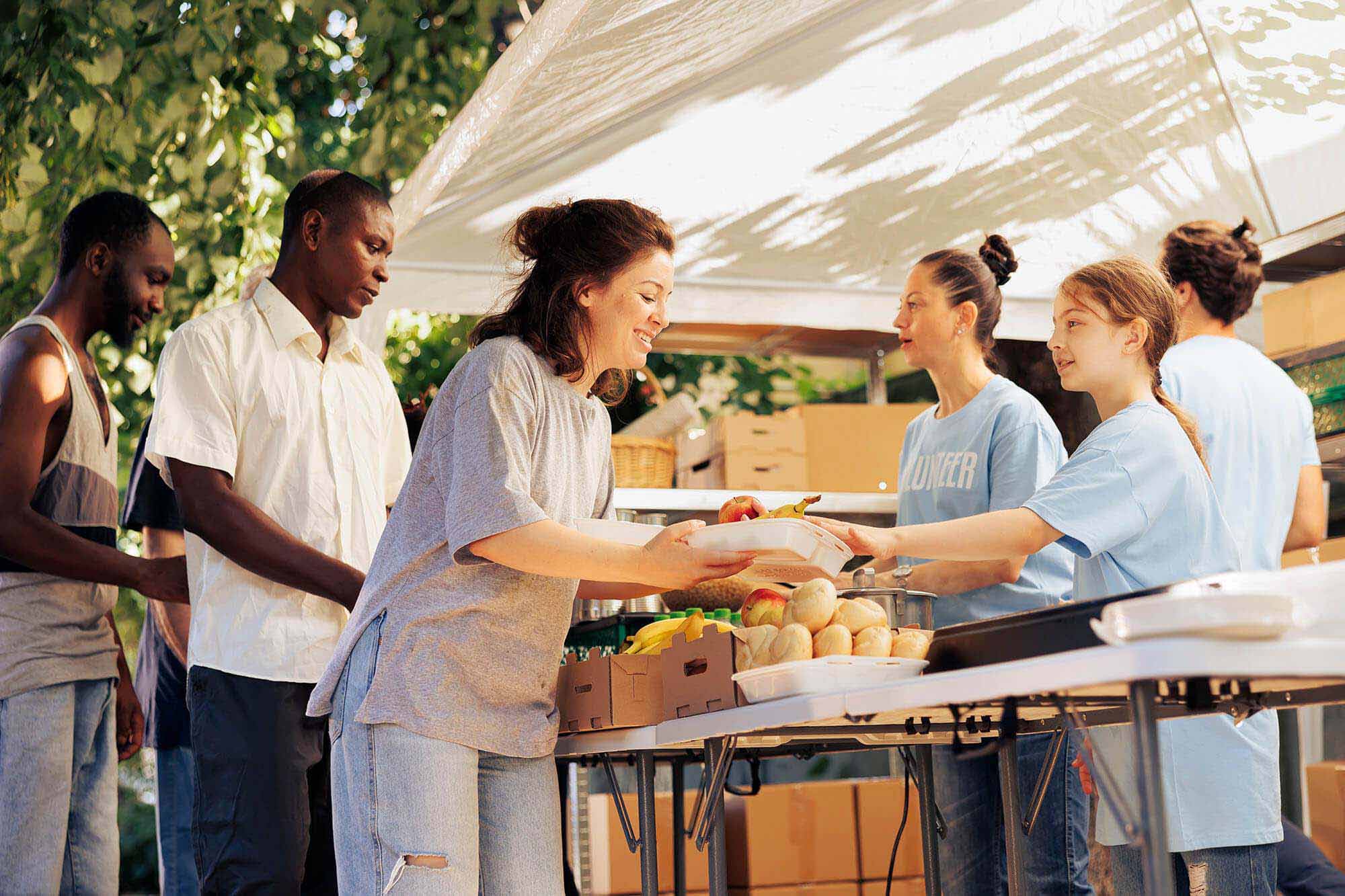 charity-workers-feeding-the-homeless-2024-01-04-21-30-28-utc.jpg